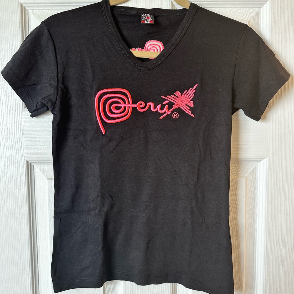 Peru T-shirt Women Size Medium Black and Hot Pink Women's Top